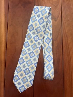 MICHAEL Michael Kors Light Blue and Cream Geometric Silk Tie—NWOT!